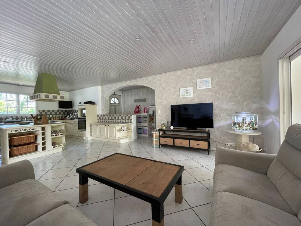 Maison de plain-pied avec jardin soigné, prête à vous accueillir !