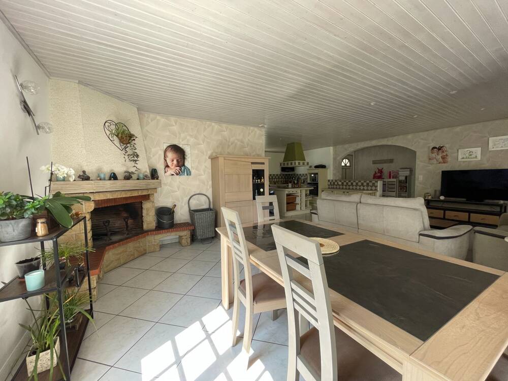 Maison de plain-pied avec jardin soigné, prête à vous accueillir !