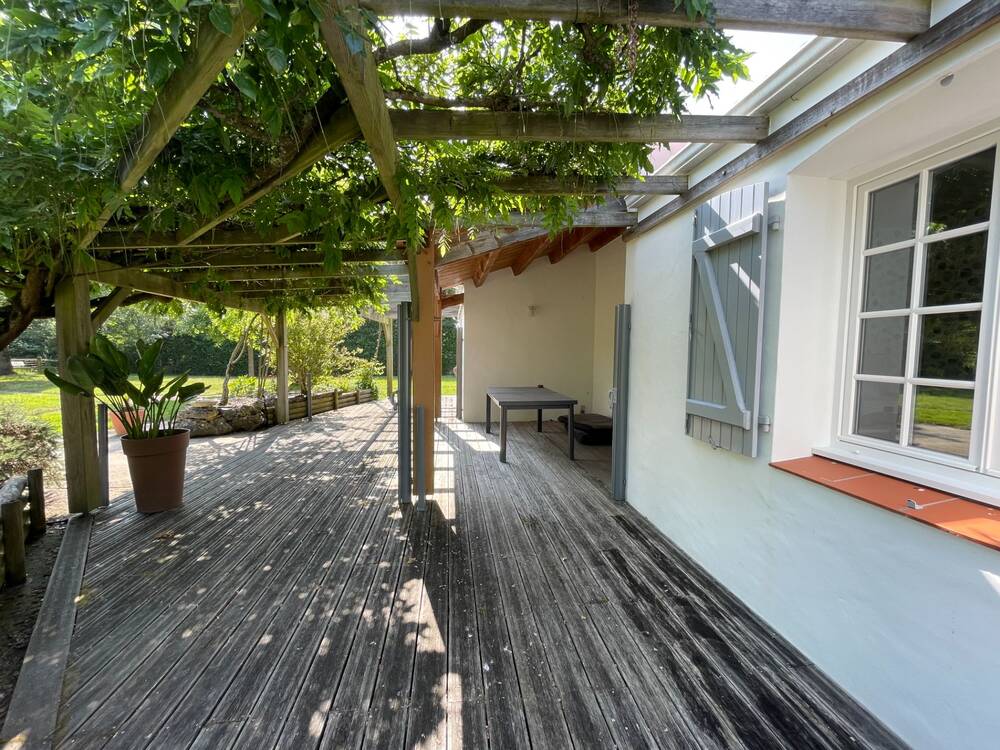 Maison de plain-pied avec jardin soigné, prête à vous accueillir !