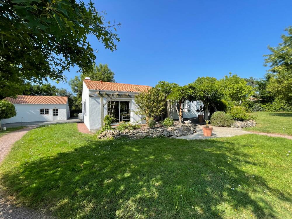 Maison de plain-pied avec jardin soigné, prête à vous accueillir !