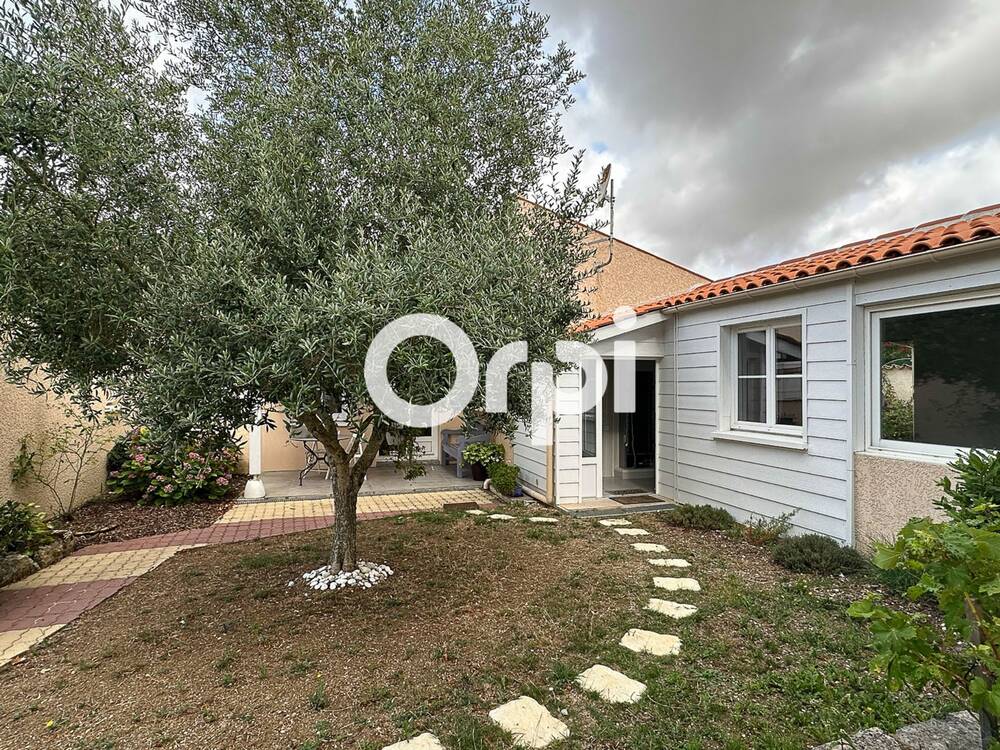 Maison 4 chambres de plain-pied avec joli jardin clos.