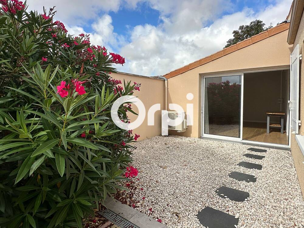 Maison 4 chambres de plain-pied avec joli jardin clos.