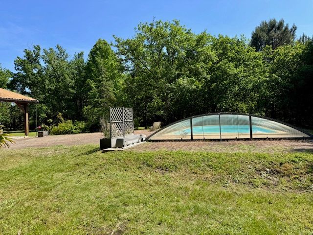 Propriété avec piscine - 4 chambres - grand garage et grand terrain arboré