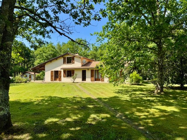 Propriété avec piscine - 4 chambres - grand garage et grand terrain arboré