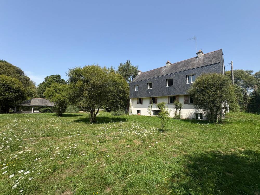 Saint-Avé – Maison 131 m² à rénover + dépendances sur 1 hectare – Idéal artisan, chevaux ou projet familial