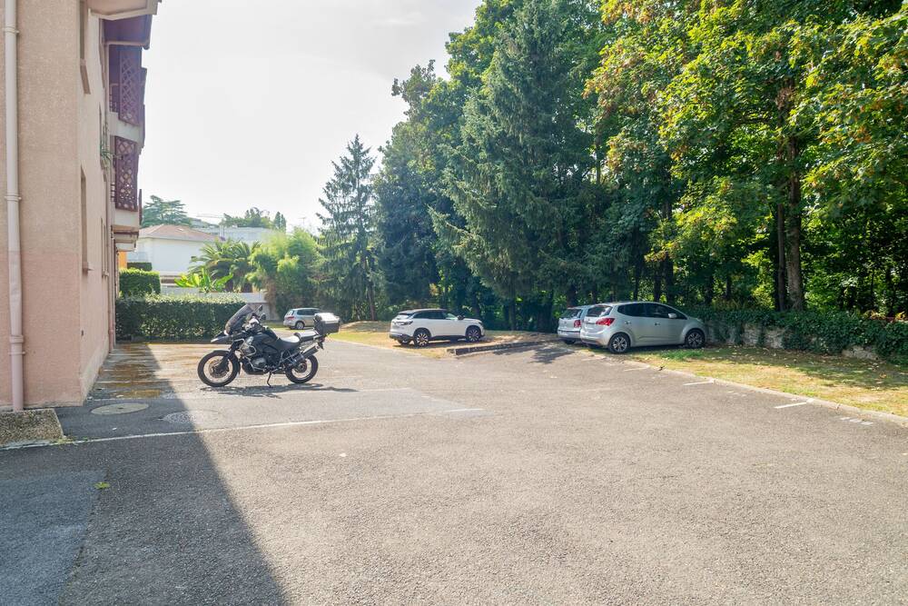 STUDETTE CAVE STATIONNEMENT