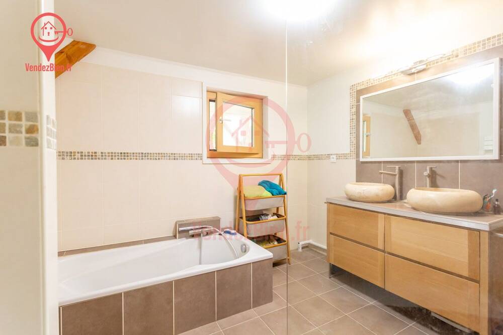 Exceptionnelle, Dpt Cher (18), à vendre à Preuilly, maison écologique T6 de 150 m² sur 3 niveaux.