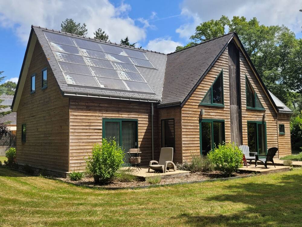 Maison moderne en bois entre mer et campagne
