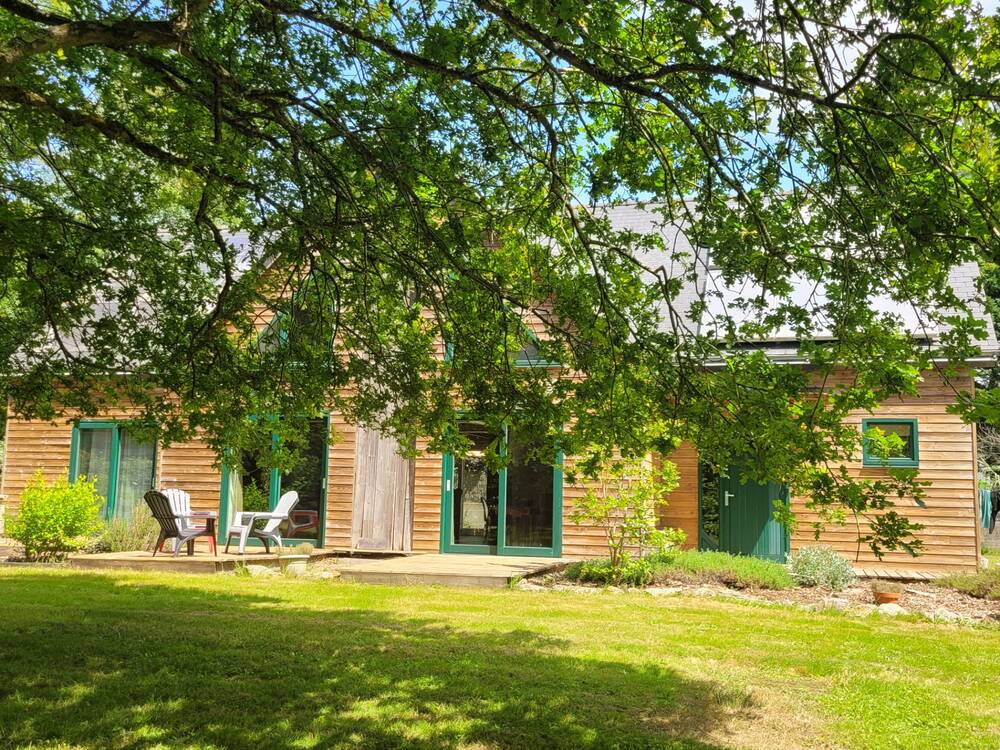 Maison moderne en bois entre mer et campagne