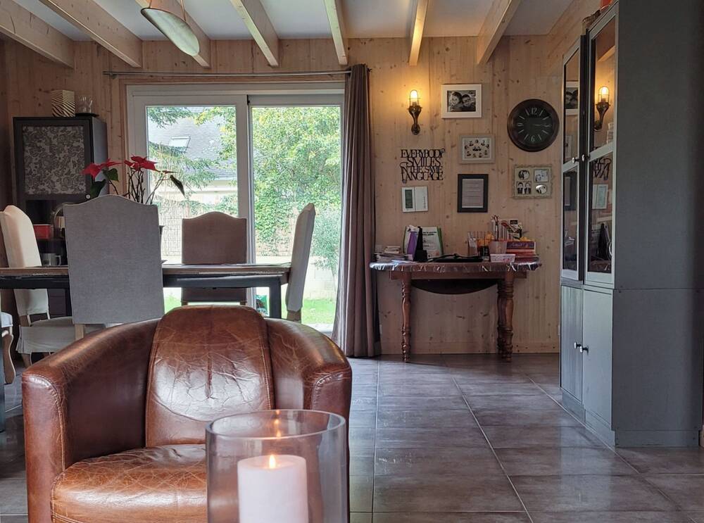 Maison moderne en bois entre mer et campagne