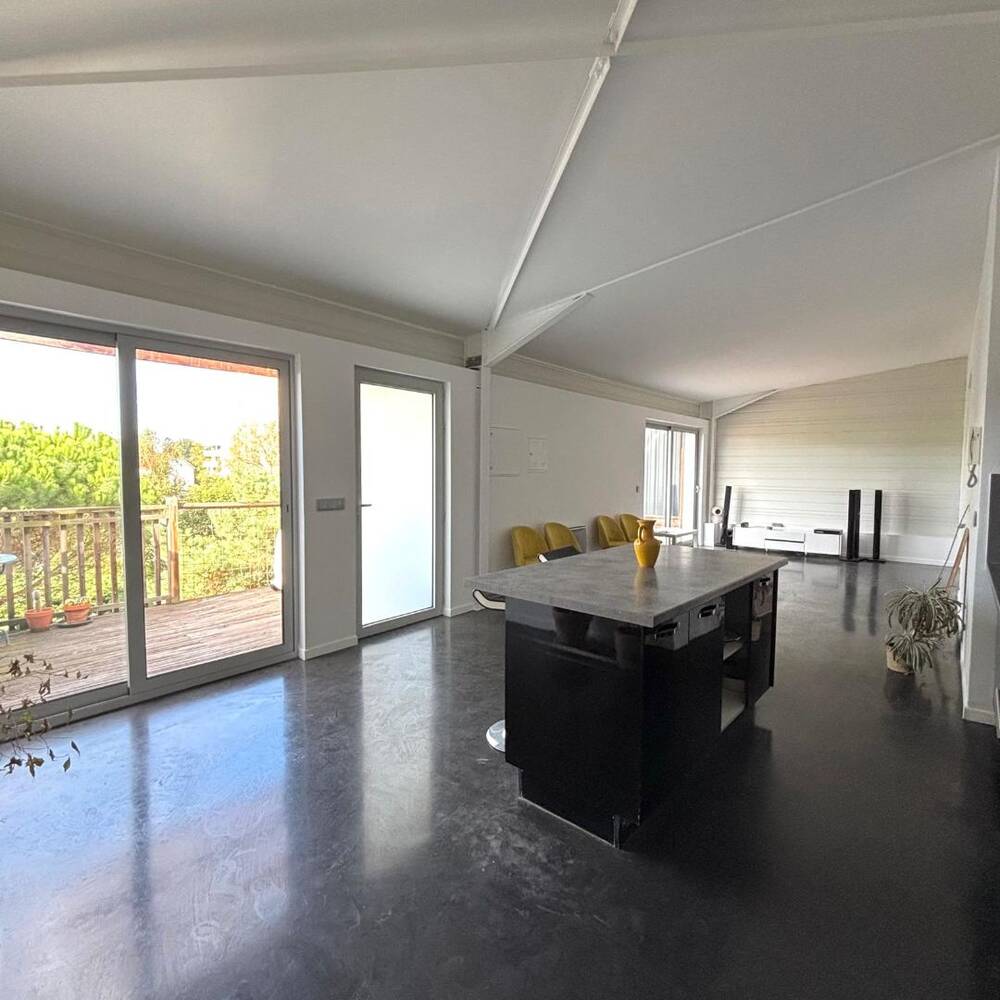 Appartement T4 toit terrasse et place de parking
