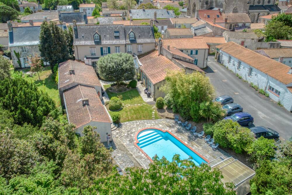 Domaine de caractère avec hôtel, logements et piscine