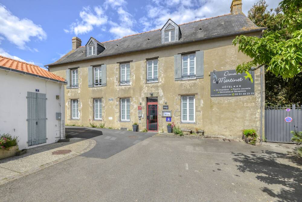 Domaine de caractère avec hôtel, logements et piscine