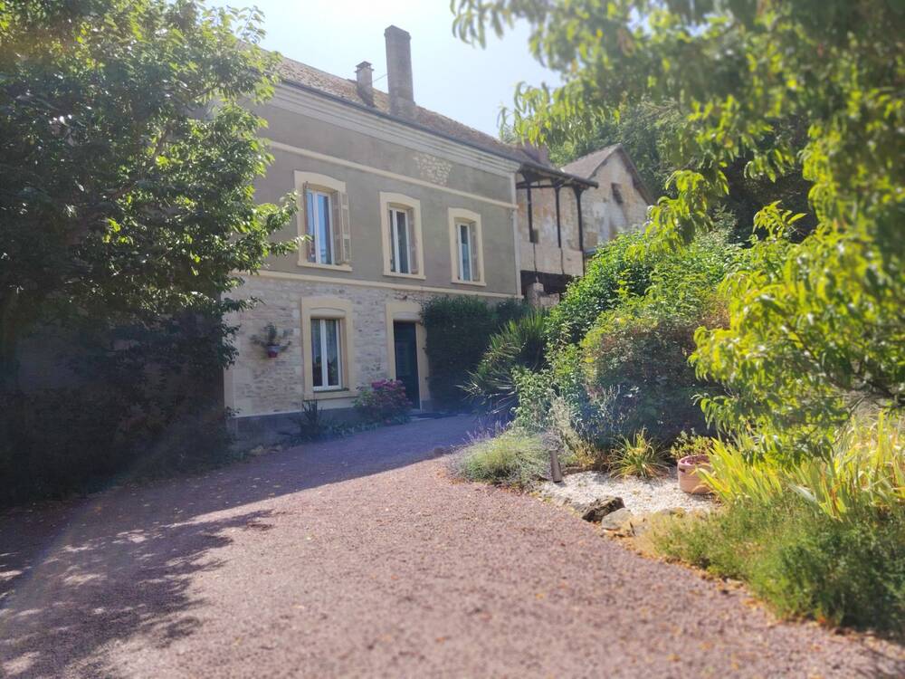 Abbaye rénovée, gîte et terrain constructible