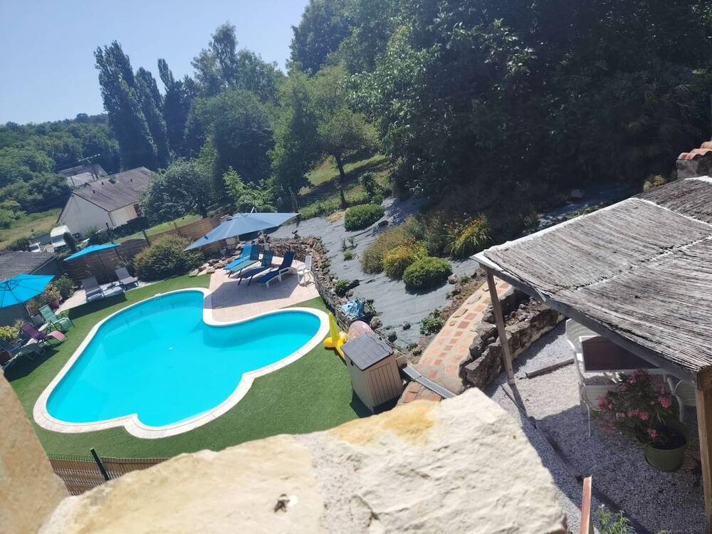 Abbaye rénovée, gîte et terrain constructible