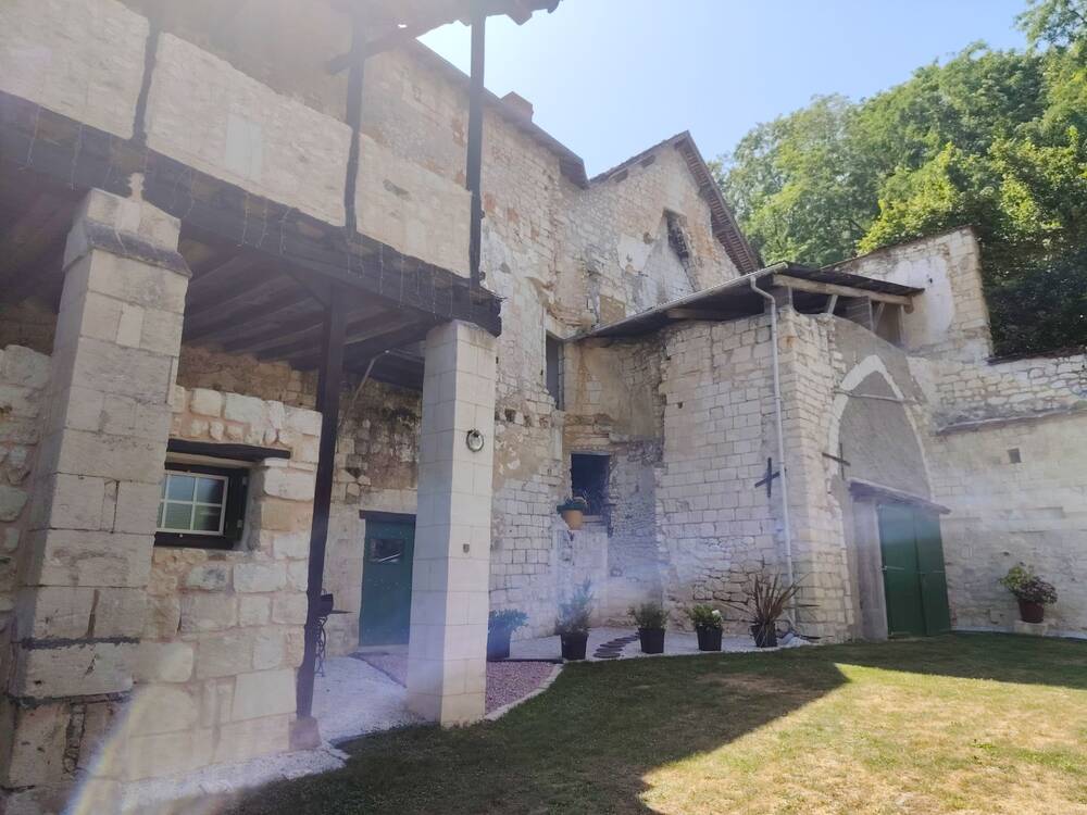 Abbaye rénovée, gîte et terrain constructible