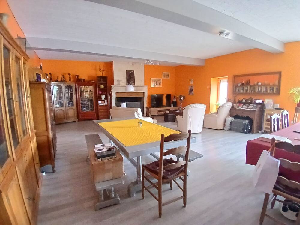 Maison en pierre avec terrain, piscine et dépendances – Secteur Mornac