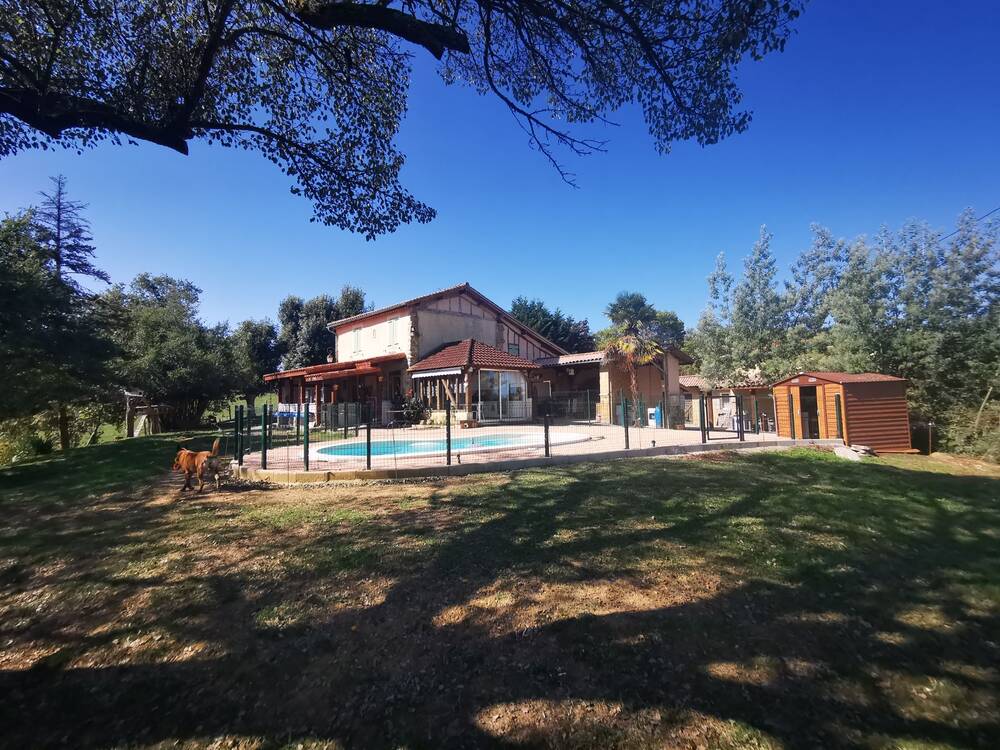 Propriété avec 2 maisons anciennes rénovées sur terrain de 11ha