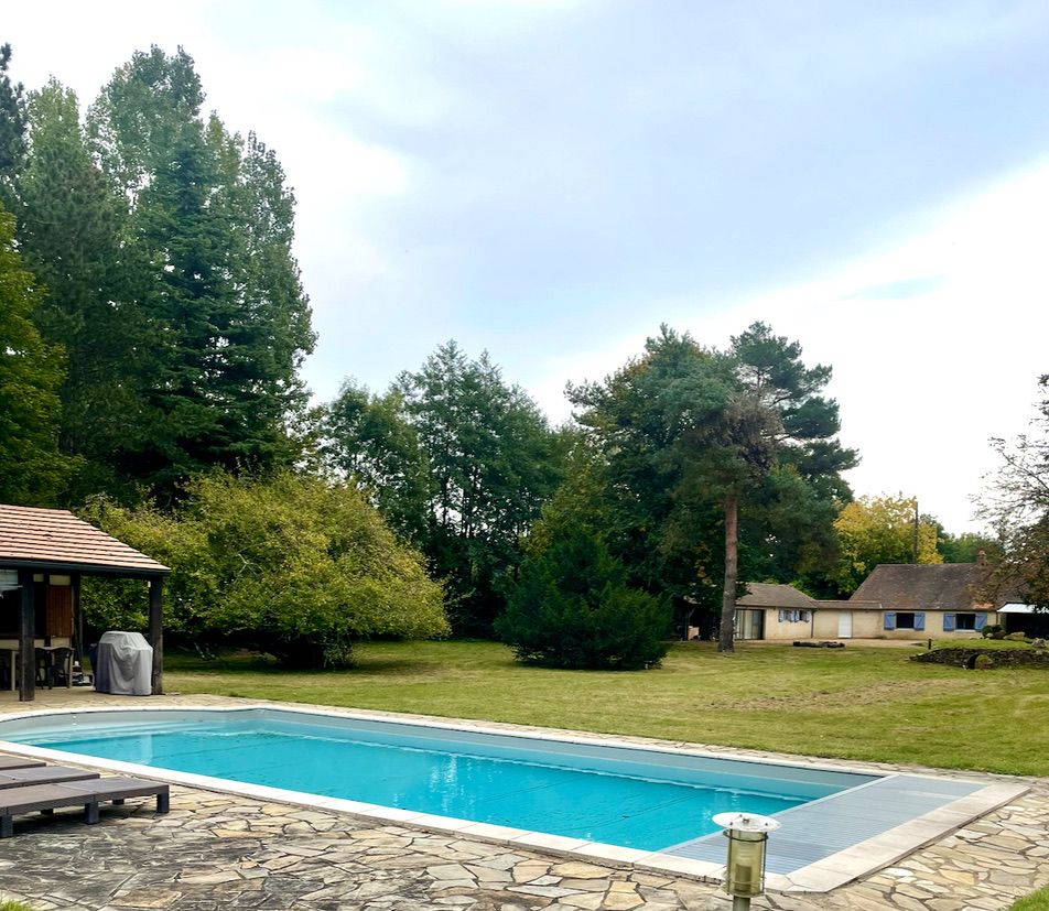 Maison spacieuse avec 6 chambres, piscine chauffée et étang - Un bien à découvrir !