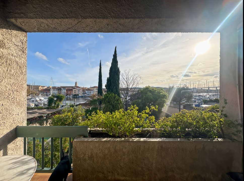 Face au port de Martigues, une parenthèse de vie exceptionnelle.