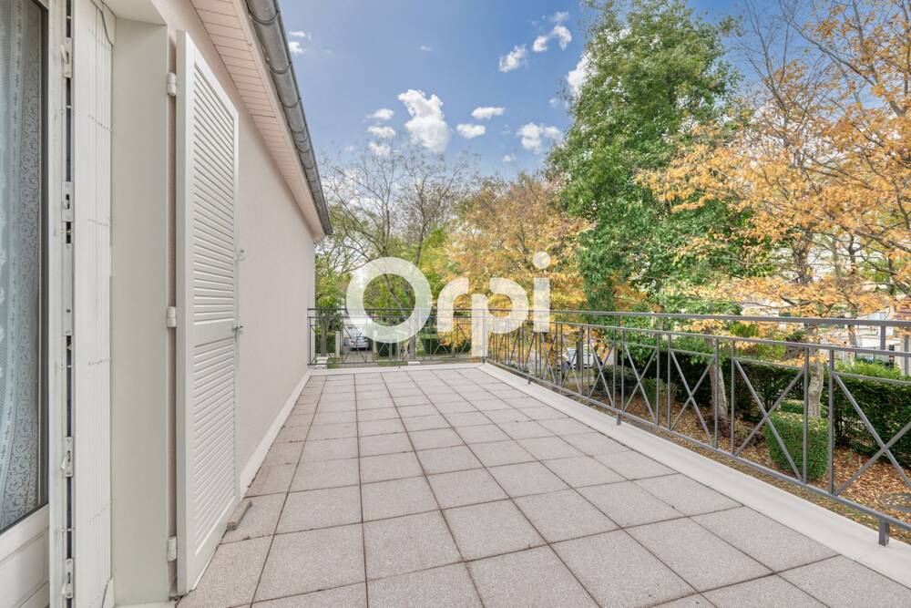 Maison À Vendre à Bussy St Georges 8 minutes à pieds du RER A GARE et 15 minutes du Golf