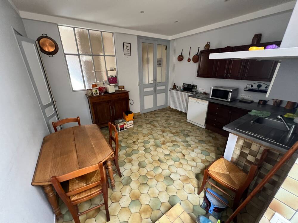 “Ferrières-en-Brie – Maison 3 chambres avec jardin à rénover, beau potentiel dans un environnement recherché, à seulement une trentaine de kilomètres de Paris.”