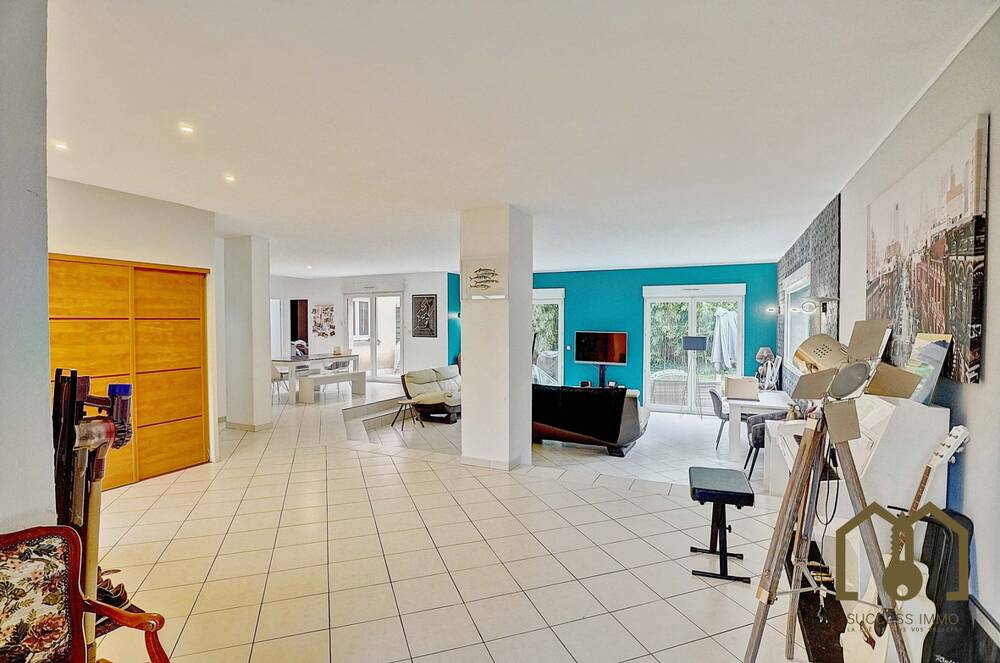 Maison indépendante T7 175,80m² 2 terrasses+jardin Vaulx-en-Velin Sud