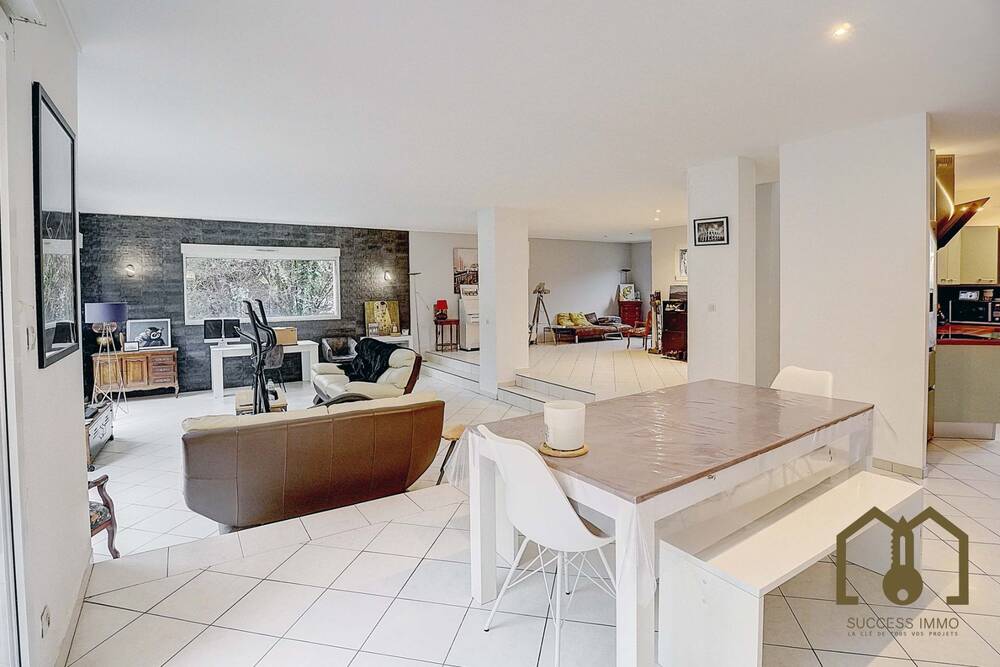 Maison indépendante T7 175,80m² 2 terrasses+jardin Vaulx-en-Velin Sud