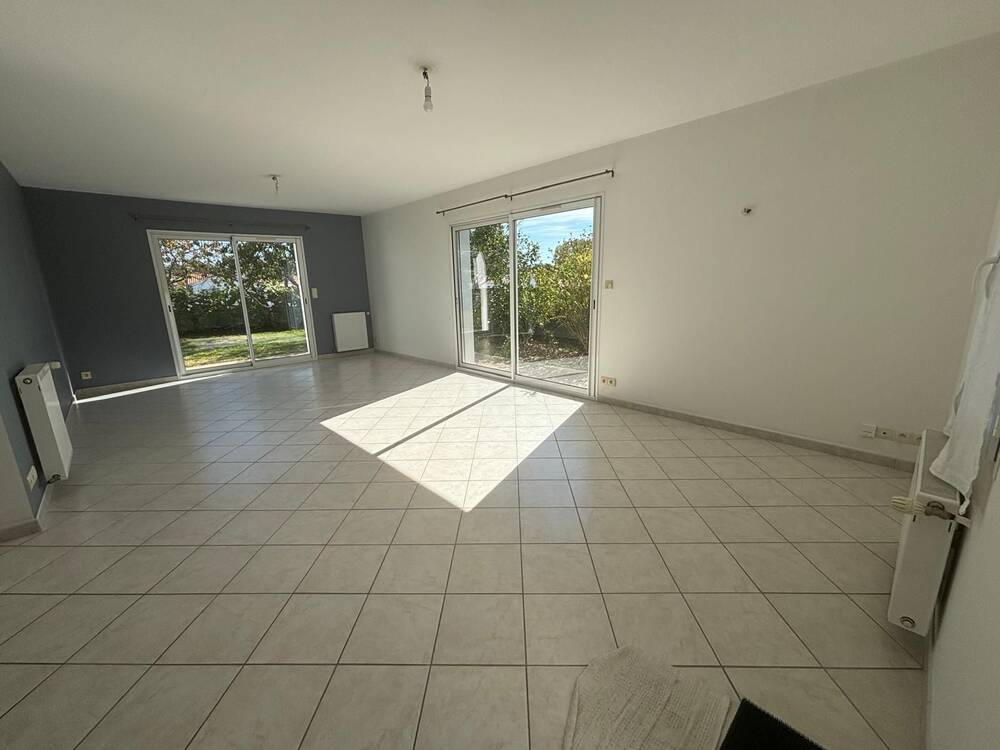 SOULLANS -Maison centre ville - 2 chambres - 2 garages