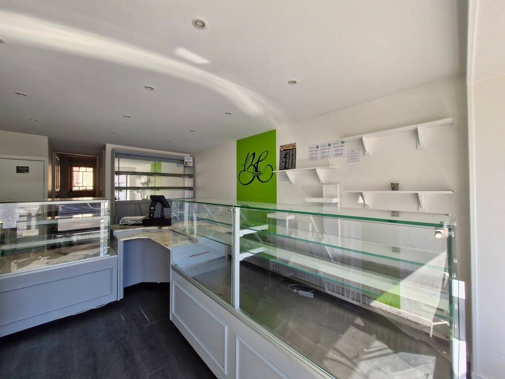 Ensemble immobilier composé d'un local commercial, d'un appartement à réhabiliter et d'une vaste dépendance