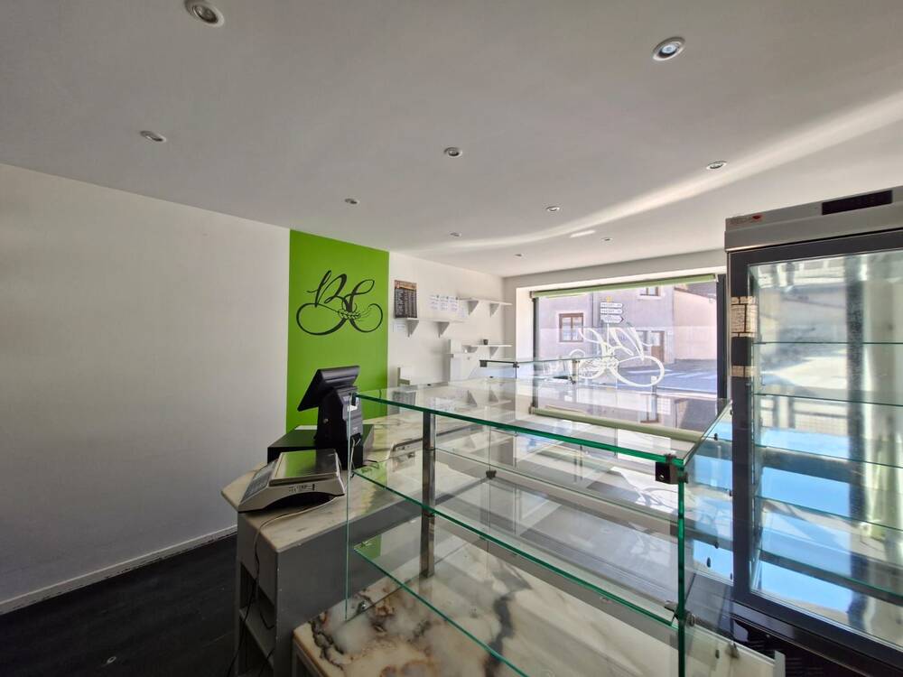 Ensemble immobilier composé d'un local commercial, d'un appartement à réhabiliter et d'une vaste dépendance