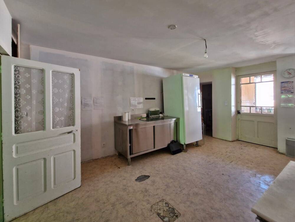 Ensemble immobilier composé d'un local commercial, d'un appartement à réhabiliter et d'une vaste dépendance