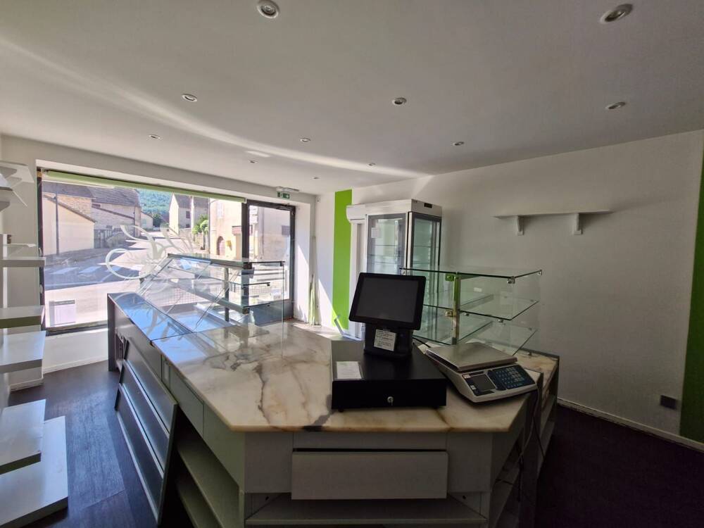 Ensemble immobilier composé d'un local commercial, d'un appartement à réhabiliter et d'une vaste dépendance