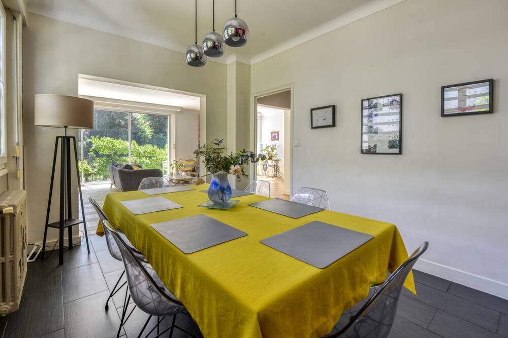 Grande maison contemporaine dans un cadre boisé