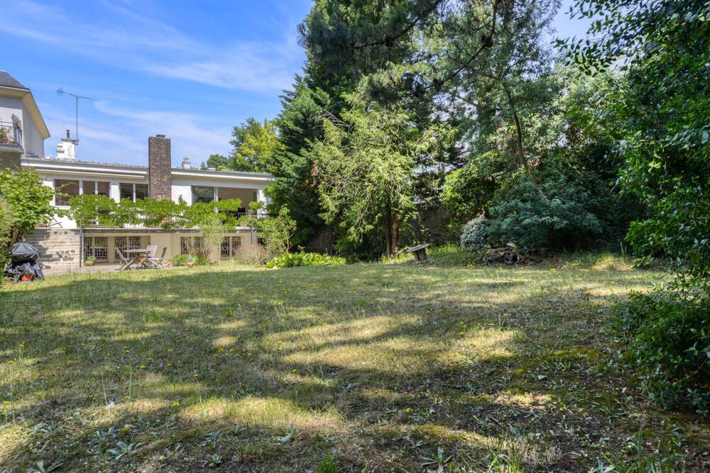 Grande maison contemporaine dans un cadre boisé