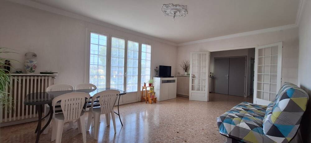 Villa sur sous-sol offrant 3 chambres, proche des commodités dans un environnement calme