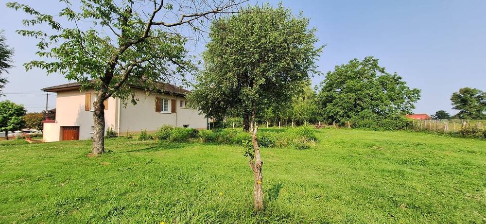 Villa sur sous-sol offrant 3 chambres, proche des commodités dans un environnement calme