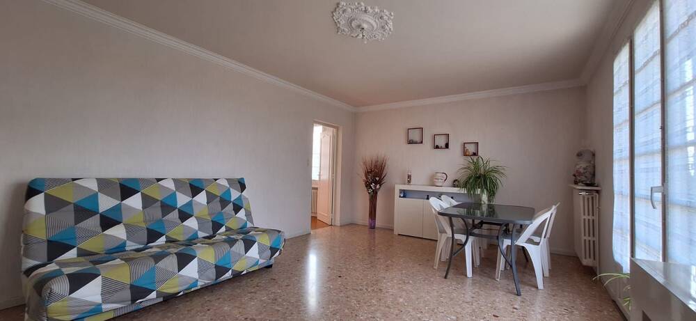 Villa sur sous-sol offrant 3 chambres, proche des commodités dans un environnement calme