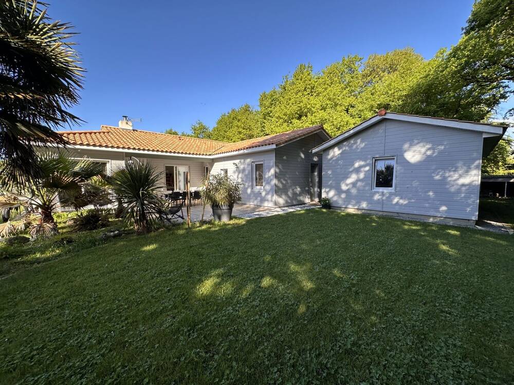 Maison familial dans son écrin de verdure