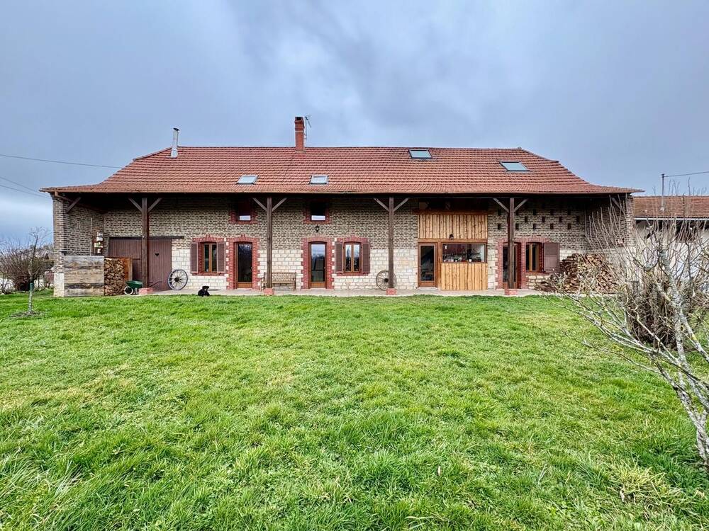 Imposante bâtisse en pierres traditionnelle et familiale 6chambres à mi chemin entre Louhans et Saint Amour