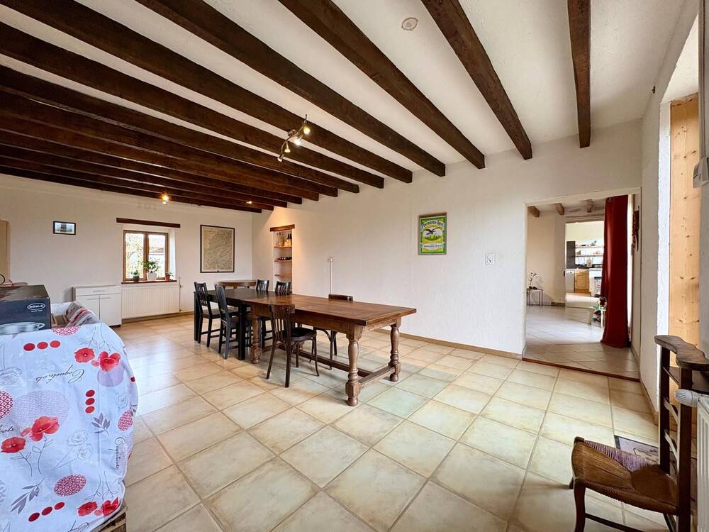 Imposante bâtisse en pierres traditionnelle et familiale 6chambres à mi chemin entre Louhans et Saint Amour