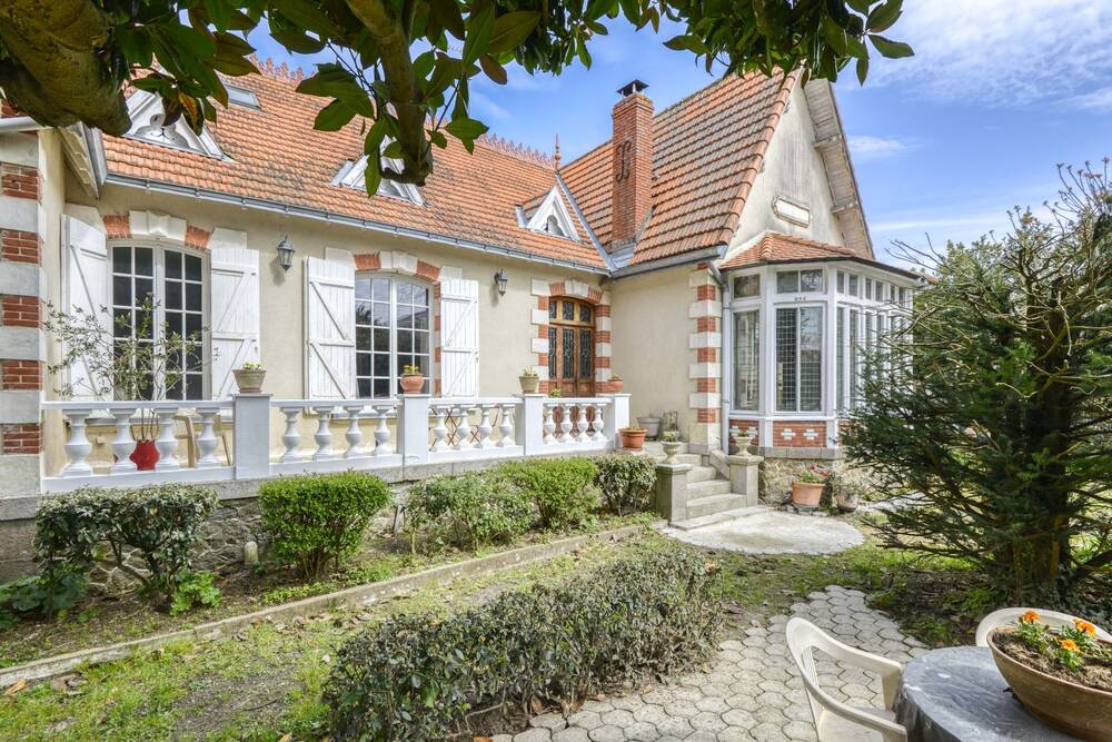 SAINT BREVIN LES PINS - Villa de caractère comprenant deux maisons dépendantes et dépendances aménagées.