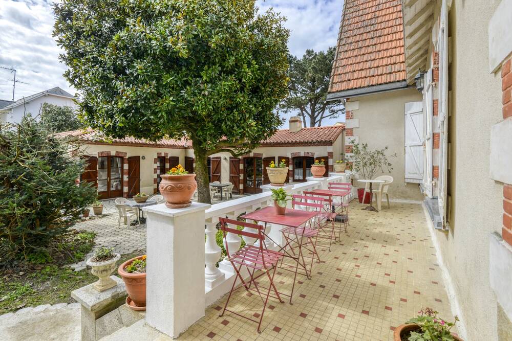 SAINT BREVIN LES PINS - Villa de caractère comprenant deux maisons dépendantes et dépendances aménagées.