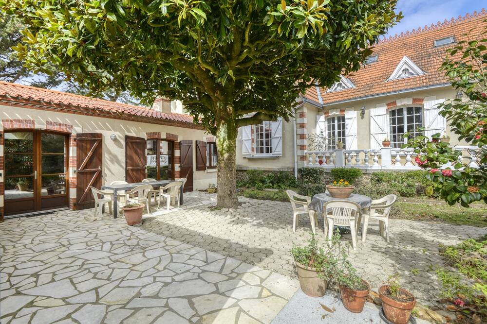 SAINT BREVIN LES PINS - Villa de caractère comprenant deux maisons dépendantes et dépendances aménagées.