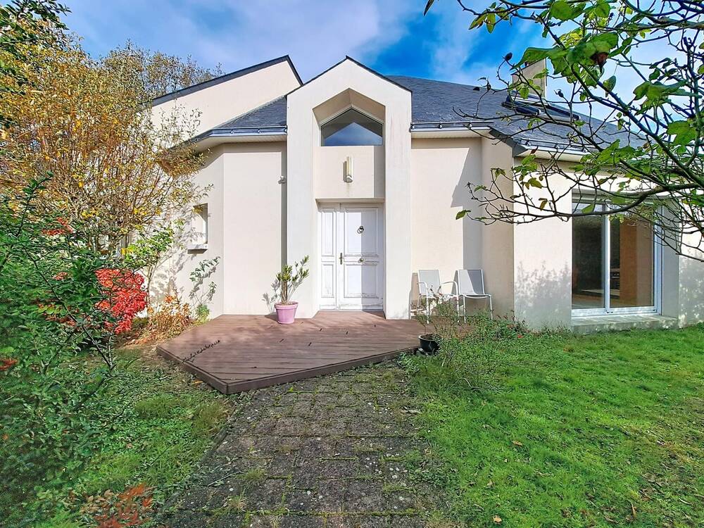 À Sautron – Maison d’architecte au calme, avec piscine et grand jardin arboré