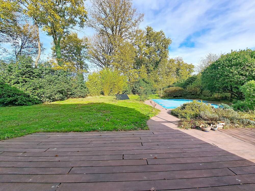 À Sautron – Maison d’architecte au calme, avec piscine et grand jardin arboré