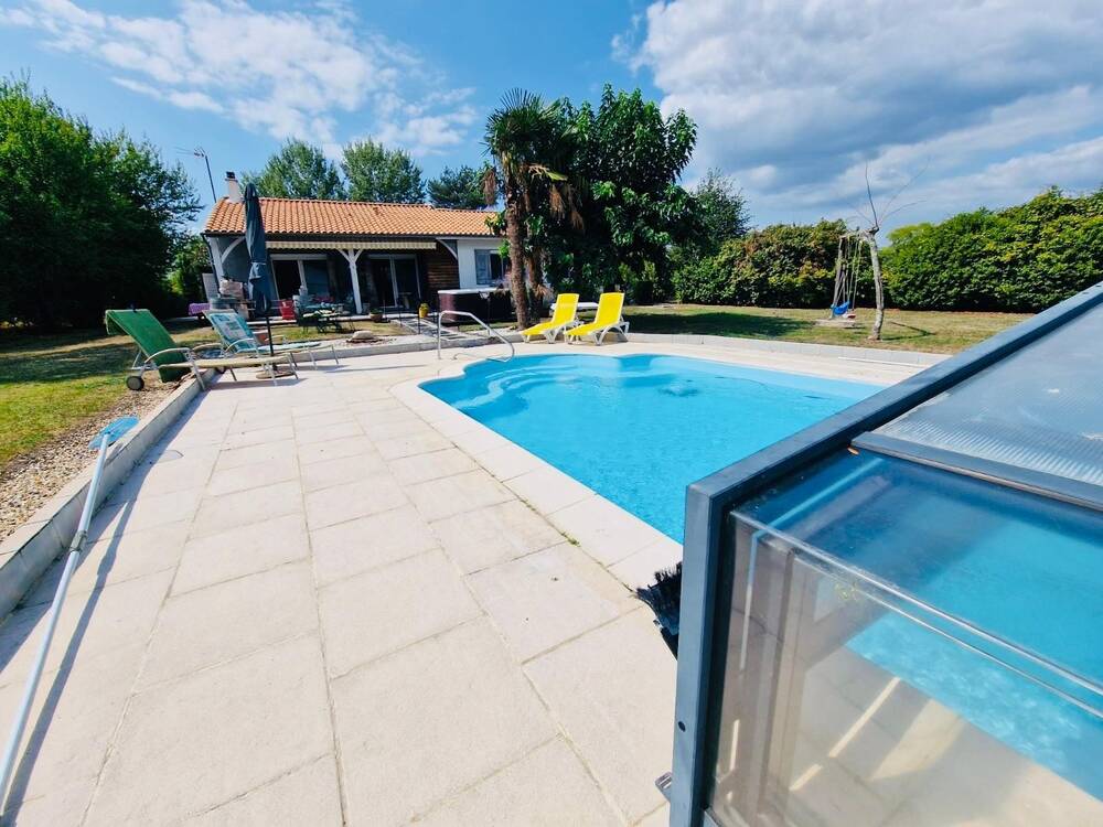 MAISON AVEC PISCINE ET JACUZZI
