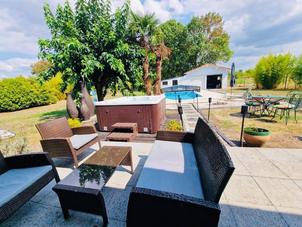 MAISON AVEC PISCINE ET JACUZZI