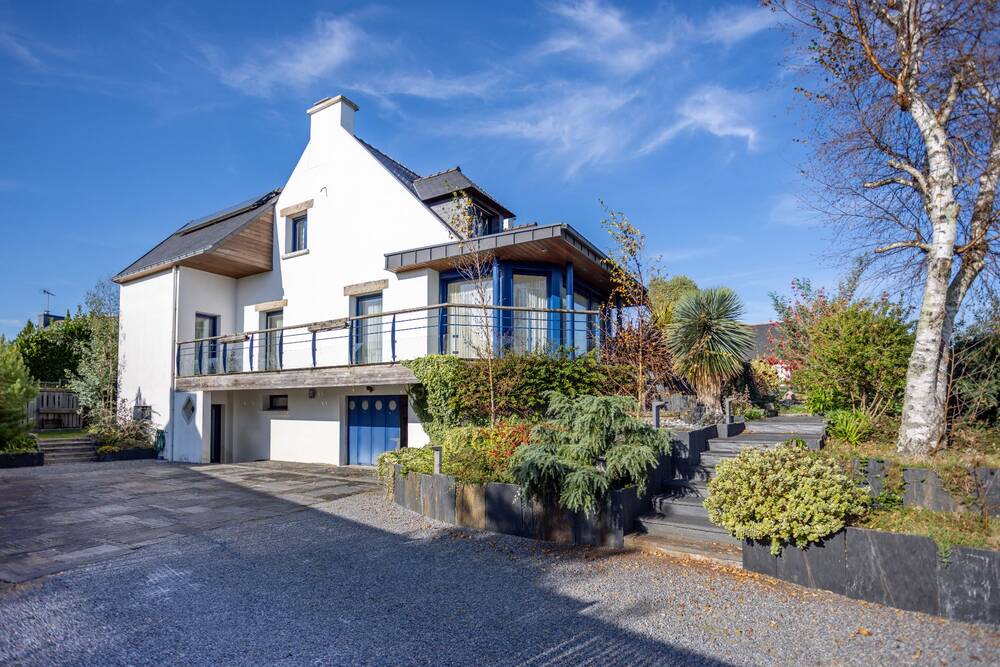 Maison de standing rénovée – Volumes, prestations haut de gamme et studio indépendant