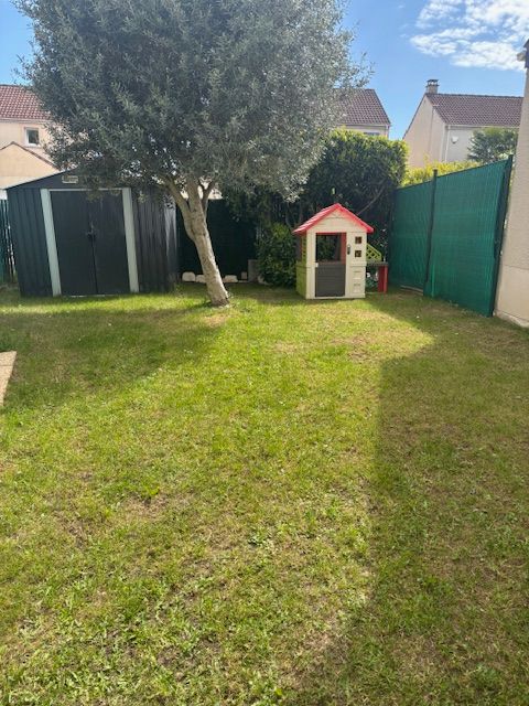 MAISON INDIVIDUELLE AVEC JARDIN GARAGE ET STATIONNEMENTS